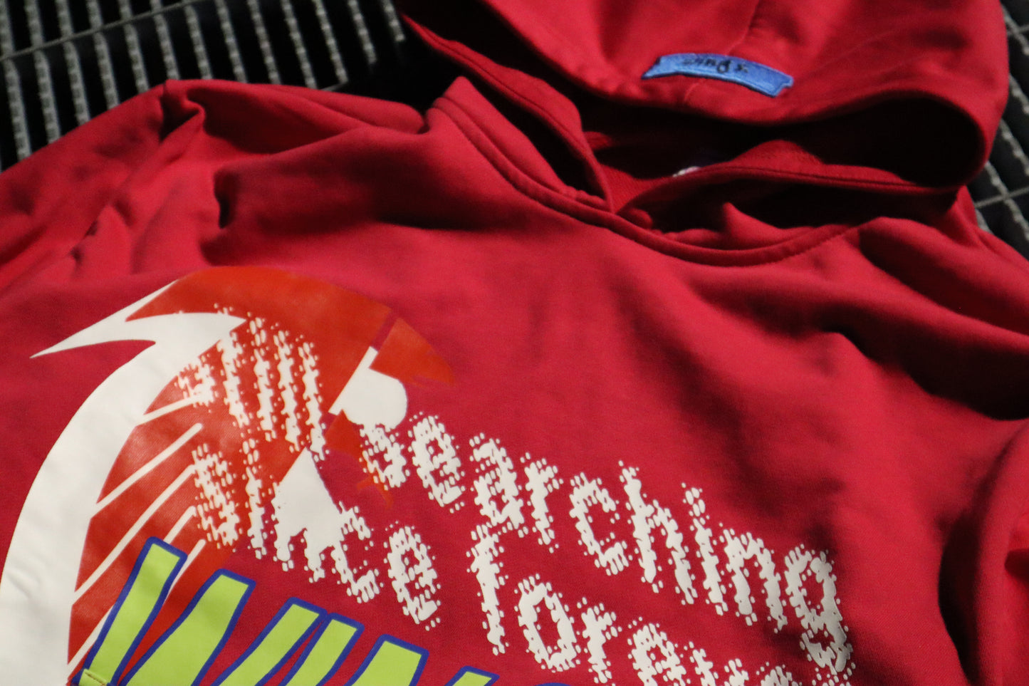 "STILL SEARCHING" HOODIE HOT PINK